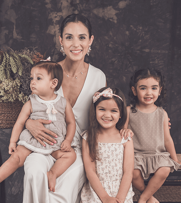 Jimena con sus tres hijas